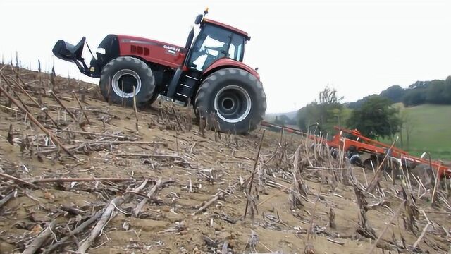 拖拉机在山坡地上进行耙地作业