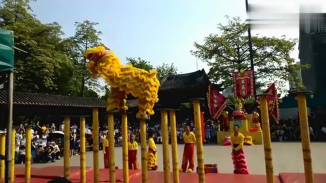佛山舞狮艺武术馆梅花桩表演,场面喧闹,这才是中国传统文化