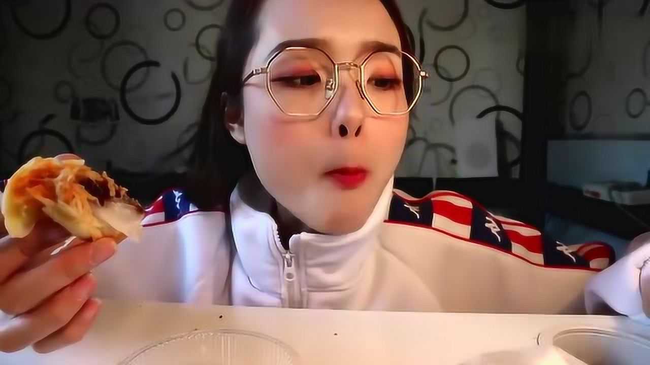 吃播小姐姐哎哟阿尤一人独食奶黄流心月饼蛋黄酥看着就好吃