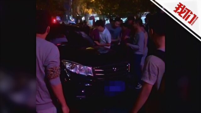 海南琼海多人当街围砸车玻璃 警方:他们是在救人