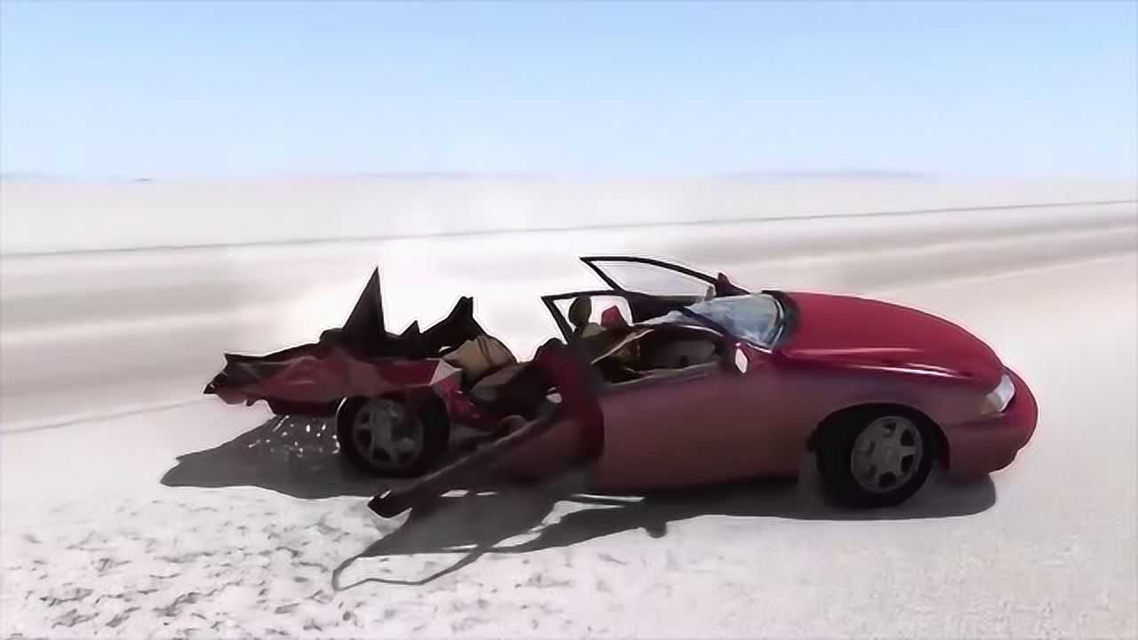 超大矿车开足马力碾压小轿车,画面够酸爽