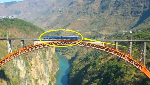 贵州大山里的铁路桥，火车从280米高的大桥上经过，太震撼了