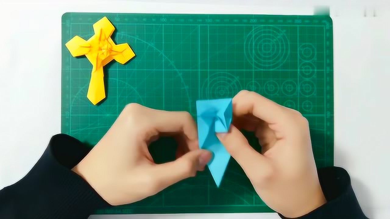手工制作:想折出华丽的十字架,得先折出一个十字形来
