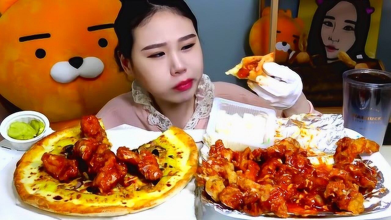 韩国大胃王卡妹吃披萨 炸鸡块,大口吃,看的真是太馋人了!