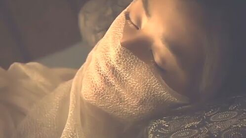 姜明来到女苑屋中,静静地看着她的睡颜