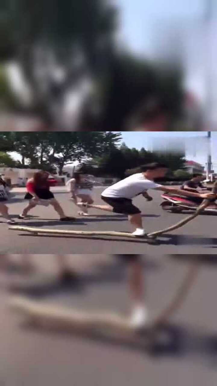 摩擦摩擦似魔鬼的步伐旁边的妹子看的一脸尴尬