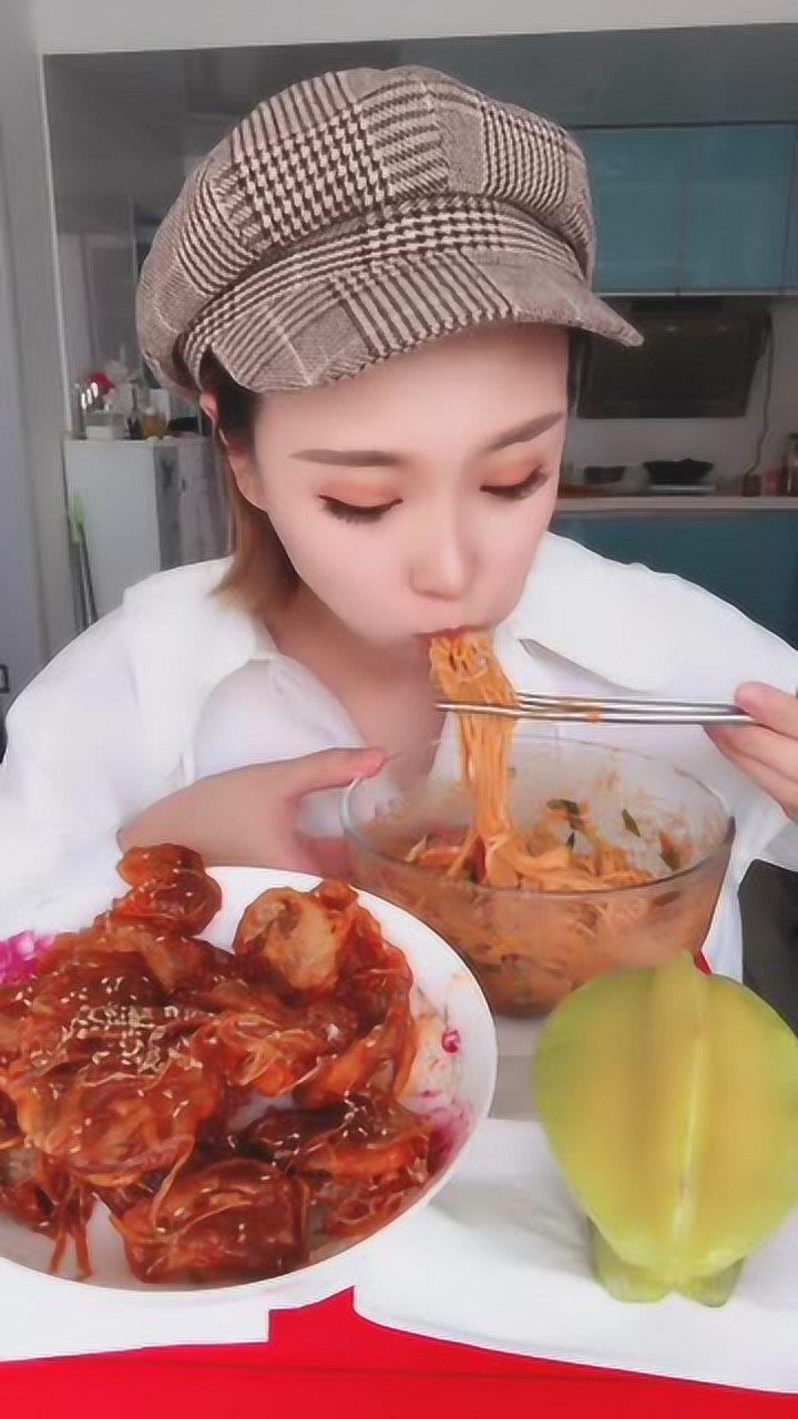 美女吃播瀋陽特色拌冷麵番茄鍋包肉真是絕配饞壞我了