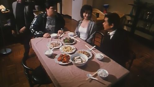 小伙来女友家做客，餐桌上都是大鱼大肉，别人却只看见他在吃空气
