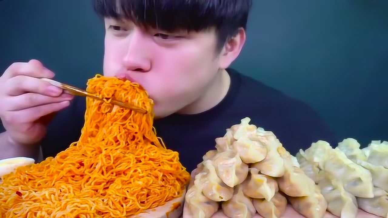 韩国吃播小哥大口往嘴里塞美食小哥长得很帅为什么吃相这么二