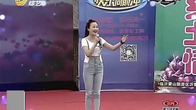 马翠霞在舞台上唱歌,她的妈妈坐在观众席给她“物色”女婿