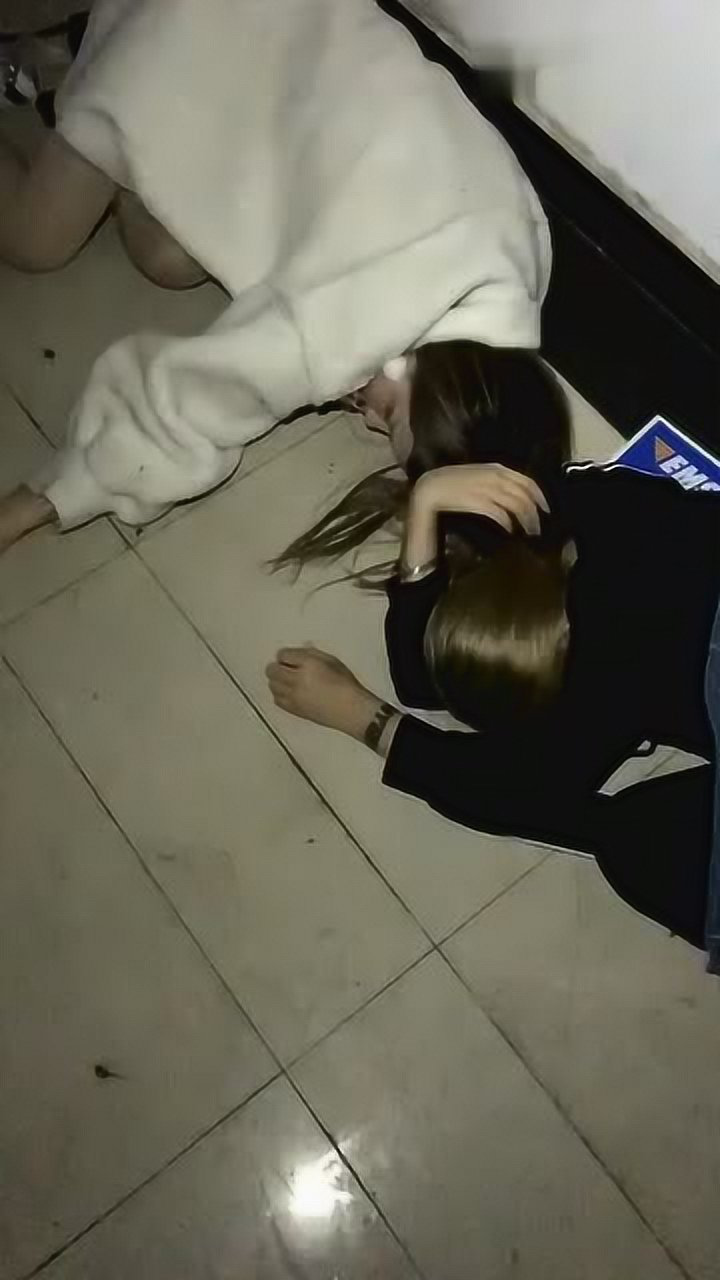 美女们喝酒醉成这样子我也是服了