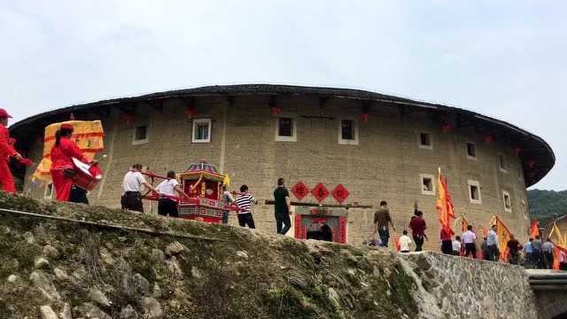 福建闽南1040周年民俗 村民抬轿绕土楼祈福