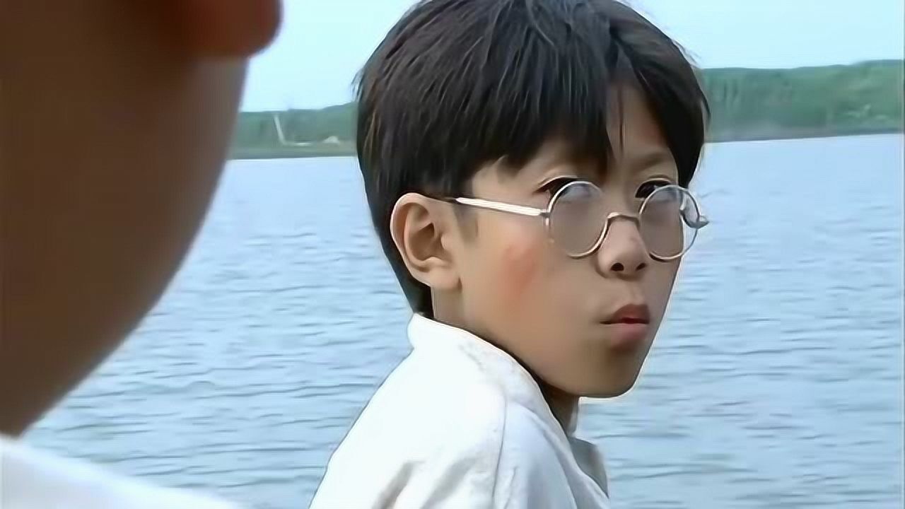 小兵张嘎:乐乐坐船上洗脚,结果把白洋淀的水都弄脏了