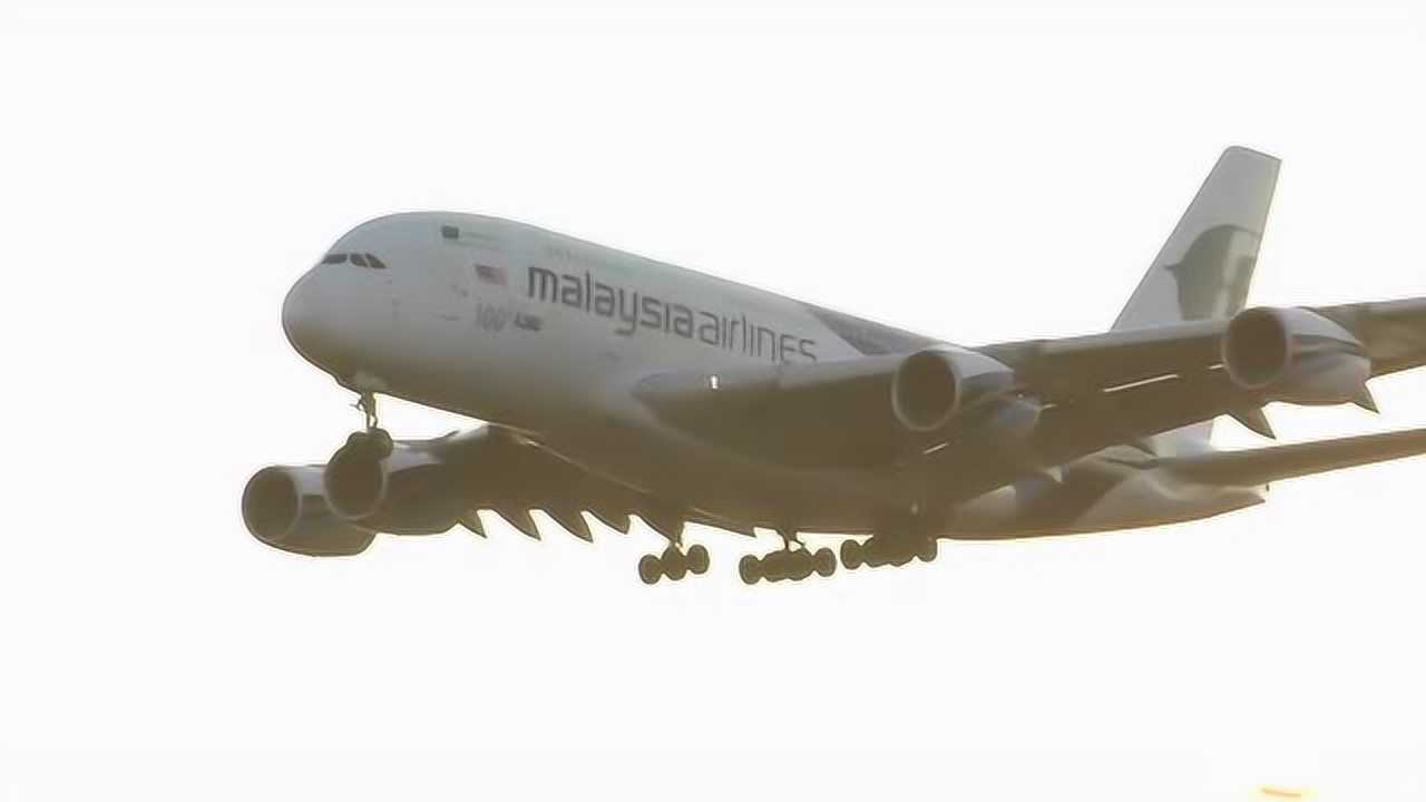 马拉西亚航空a380大型客机朝阳中降落成田机场厉害