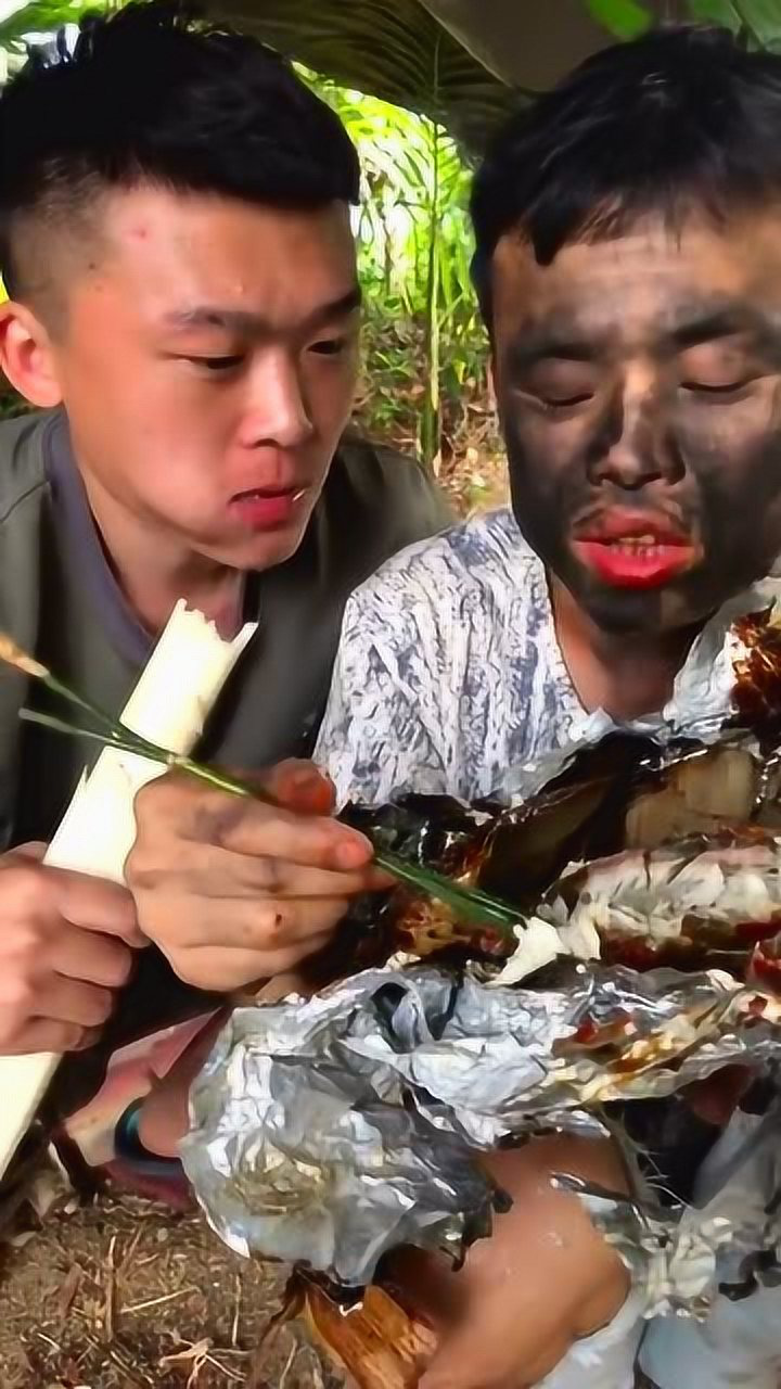 檳榔男神吃芭蕉叫花魚旁邊的兄弟口水都流一地了