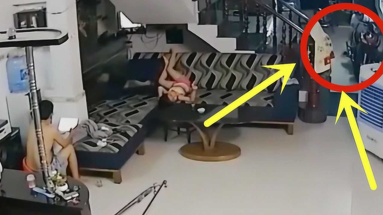 爸爸和女儿在屋里玩，突然感觉不对劲，监控拍下恶心画面！_高清