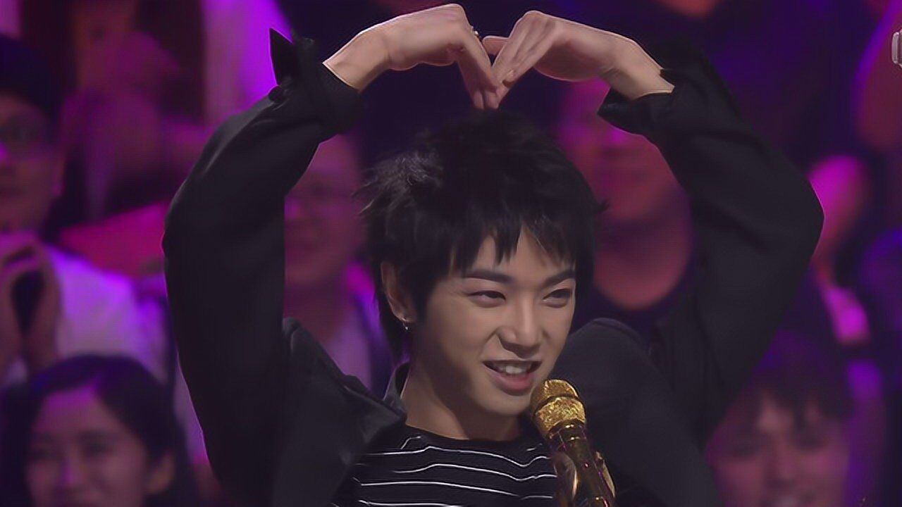 杨幂传授华晨宇新技能,现场教华晨宇如何"比心"