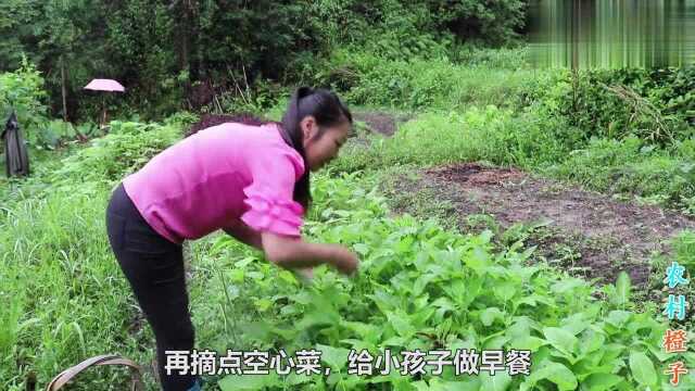 阿红一大早起床,现摘新鲜蔬菜给家人煮早餐,孩子们吃得好开心