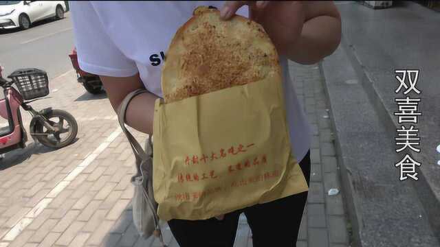 实拍开封的烧饼夹菜,五个师傅同时开工,一天卖出五袋面