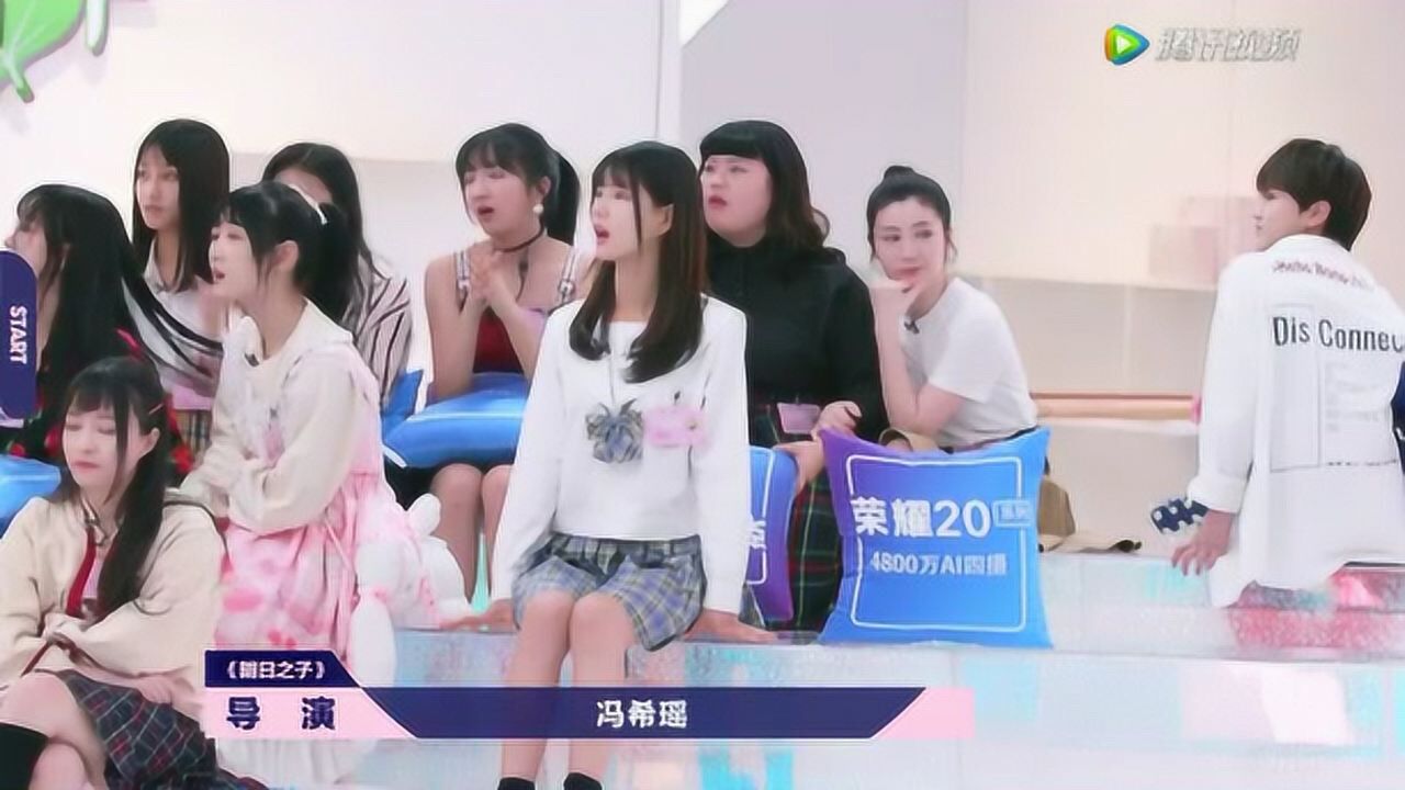 樊博艺为六颗星小姐姐使出浑身解数的力气去加油助威像不像此刻正在为