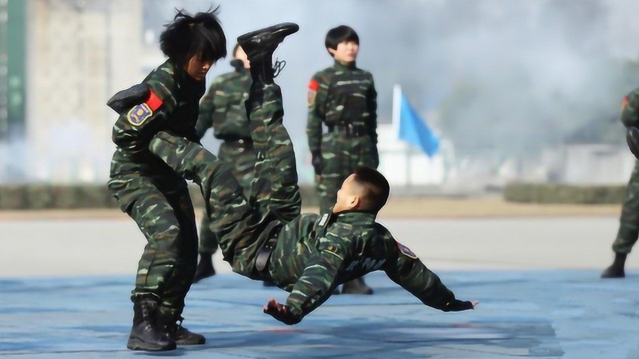 中國最強女兵一人撂倒三名壯漢外軍特種兵都為其點贊