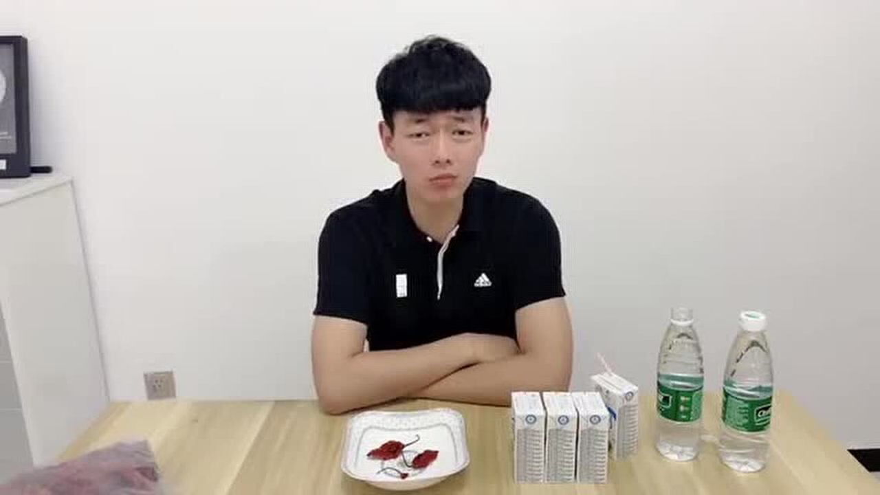 刘半仙解说vlog第四期半仙挑战世界上最辣的魔鬼辣椒