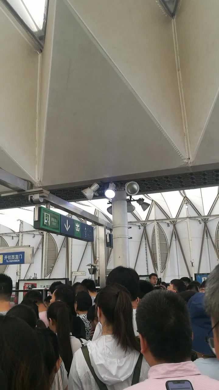 北平网事号称北京最拥挤的地铁西二旗站早高峰实拍