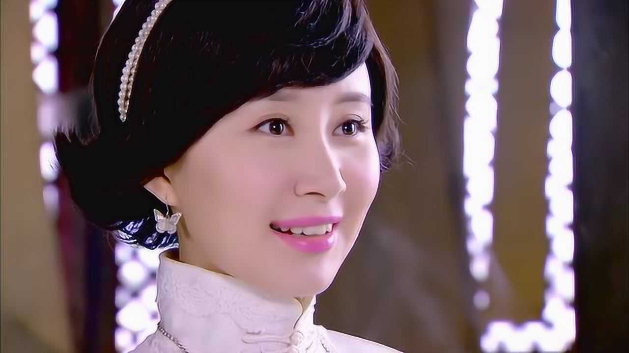 佟毓婉在庙里等周霆琛,看见他们甜蜜的样子,小丫鬟眼神亮了