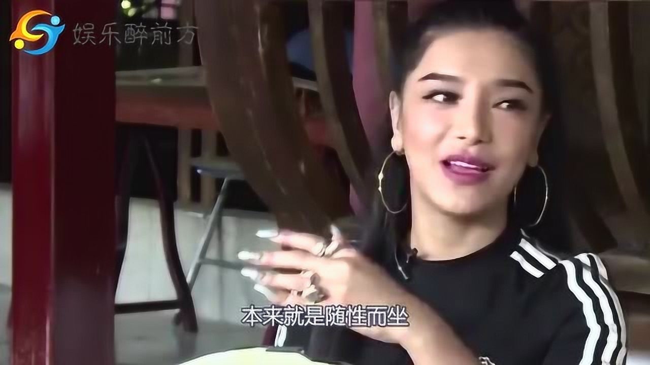 蒋雯丽舞台上翘二郎腿一旁江映蓉的举动引发热议网友可爱