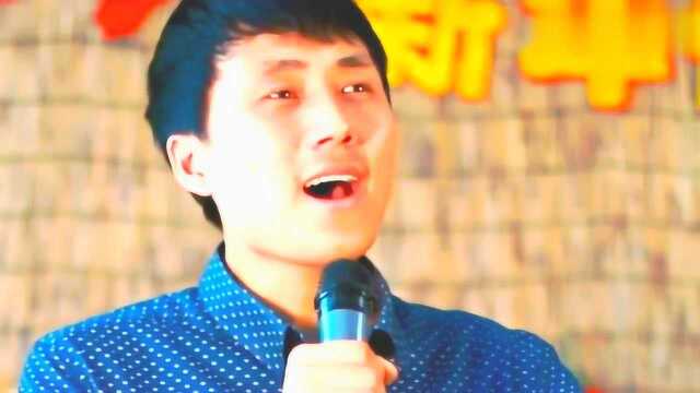 大哥演唱经典歌曲《那根藤缠树》,网友:听过这首歌的人不年轻了