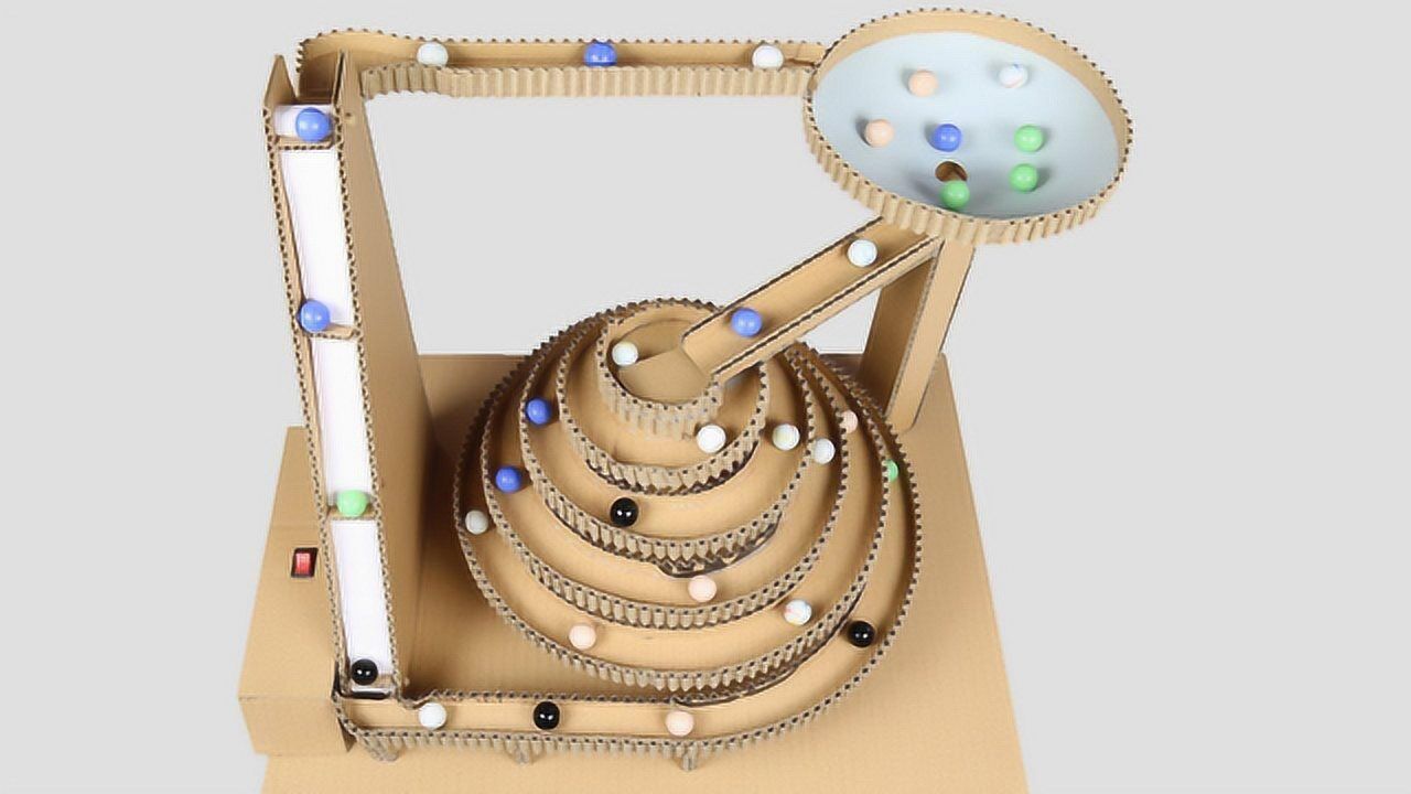 小伙diy螺旋弹珠跑道网友给我能玩一天