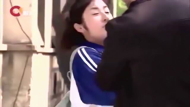 女学生被流氓欺负,男子发现后害怕,选择转身逃走