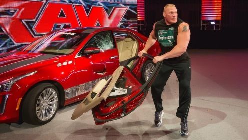 徒手拆车门尬舞反差萌 猛兽布洛克莱斯纳在WWE的疯狂瞬间