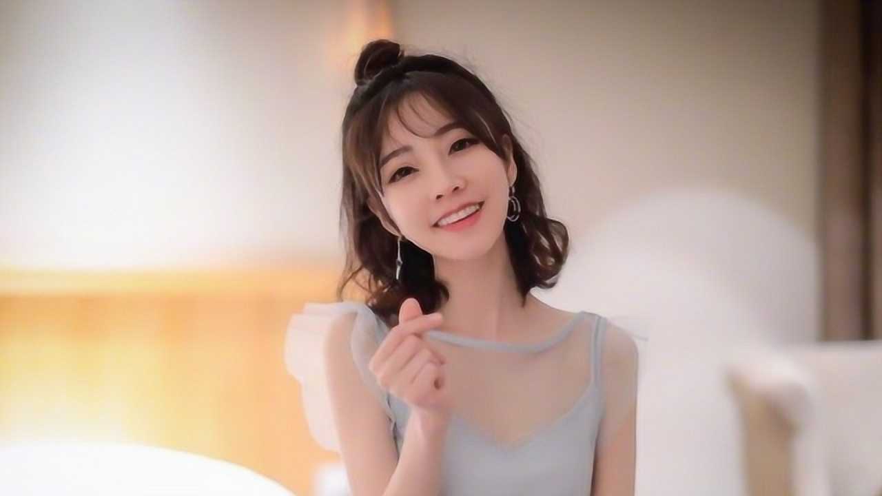 冯提莫接拍杜蕾斯广告,助理视角曝光,摄影师样貌受粉丝热议