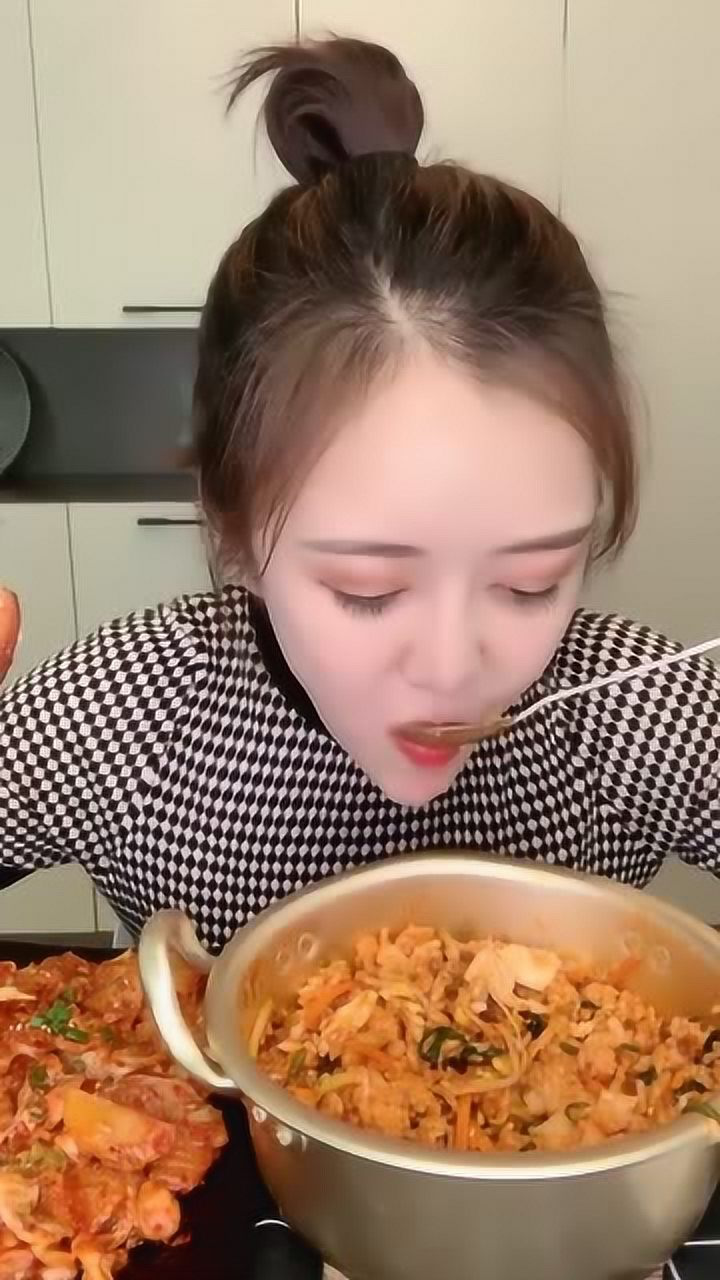 美女直播吃烤肠拌饭,一顿竟然吃这么多,网友:你可是个女孩子啊