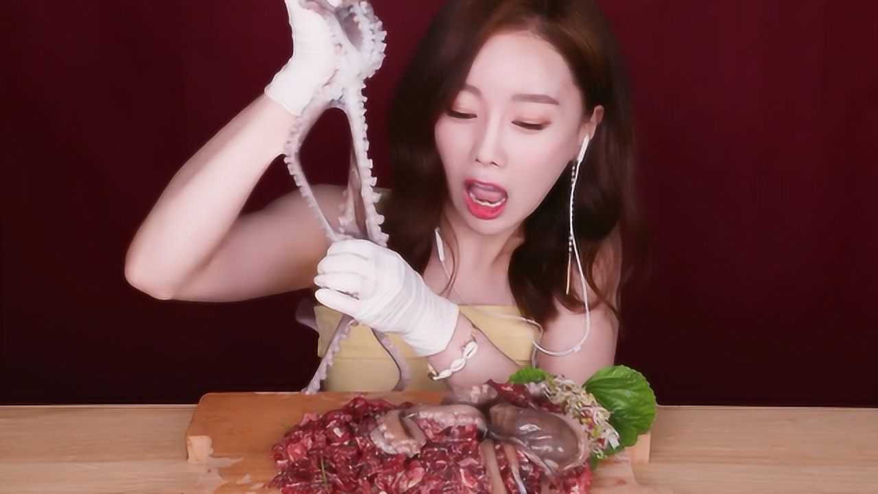 美女吃活章鱼和生肉,全程还在动,网友:这口味真够重的