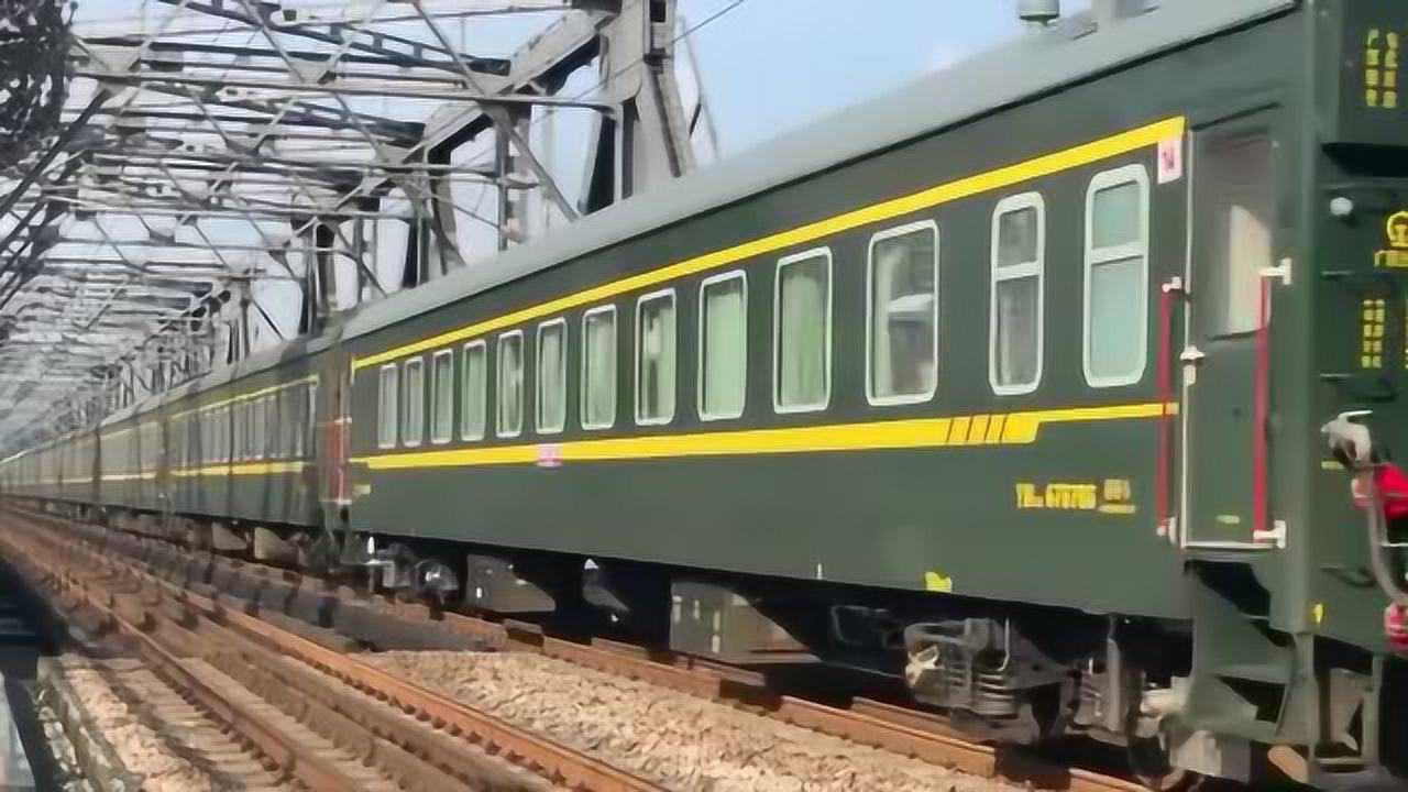 df11东风机车牵引k512次快速列车通过广州珠江大桥