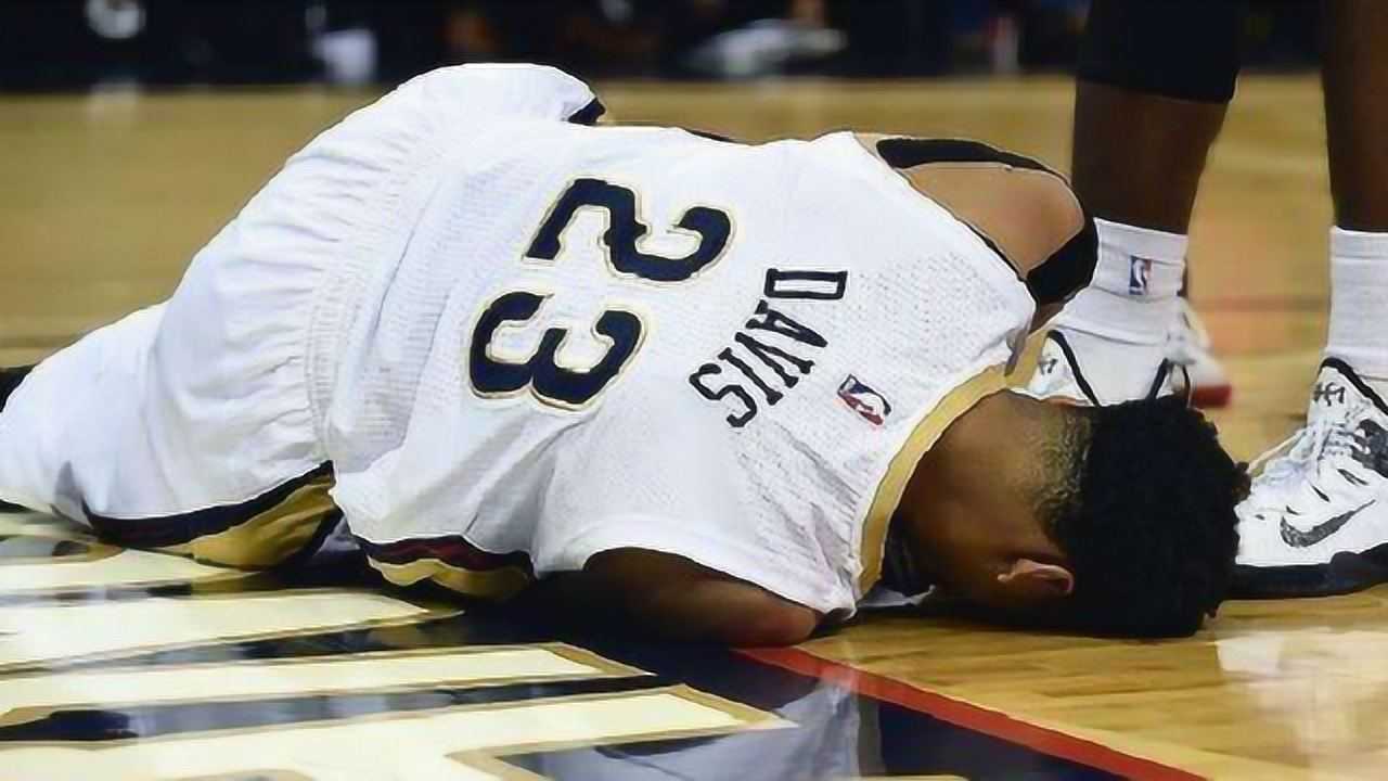 一人打球全队担心的球星!浓眉哥受伤16处,他只要扣篮就脱臼!