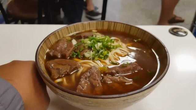 看看台北30年老店的牛肉面,一碗面有多少块牛肉?老板太良心了