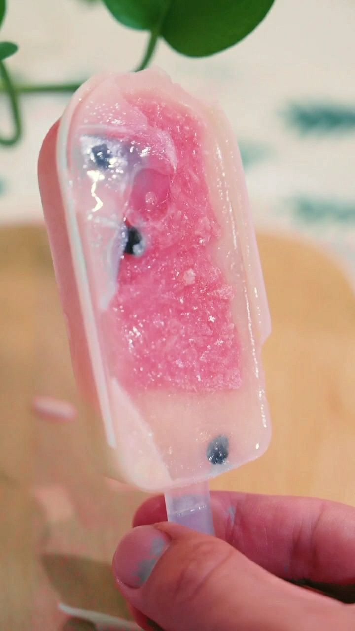 自己做的西瓜牛奶雪糕虽然不好看,但是原汁原味啊