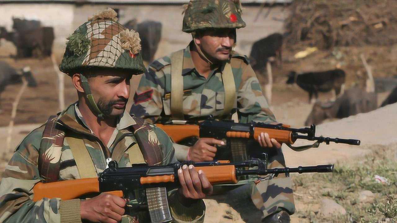 叙俄联军占领一油田后,被武装分子锁定,行事非常凶残!