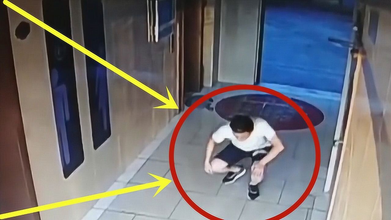 美女上厕所时，忽然看到地面有个人影，这还不是最可怕的！_腾讯视频