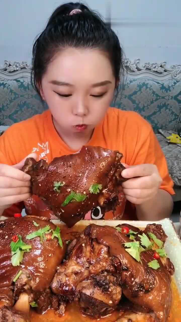 吃播小姐姐吃肉,看她大口吃的这么过瘾,真是太爽了