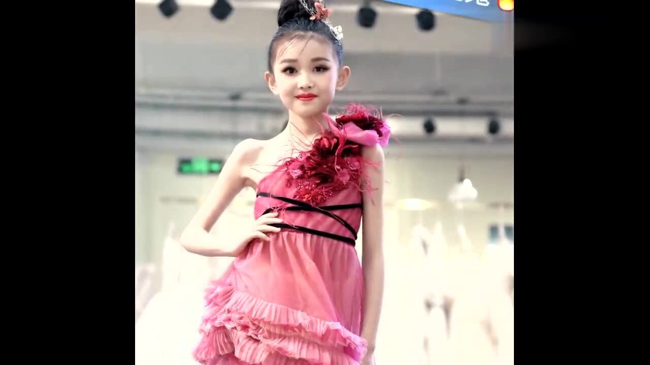 童模宋小睿的礼服秀,回过头来这一瞬间的确是惊艳到我了!