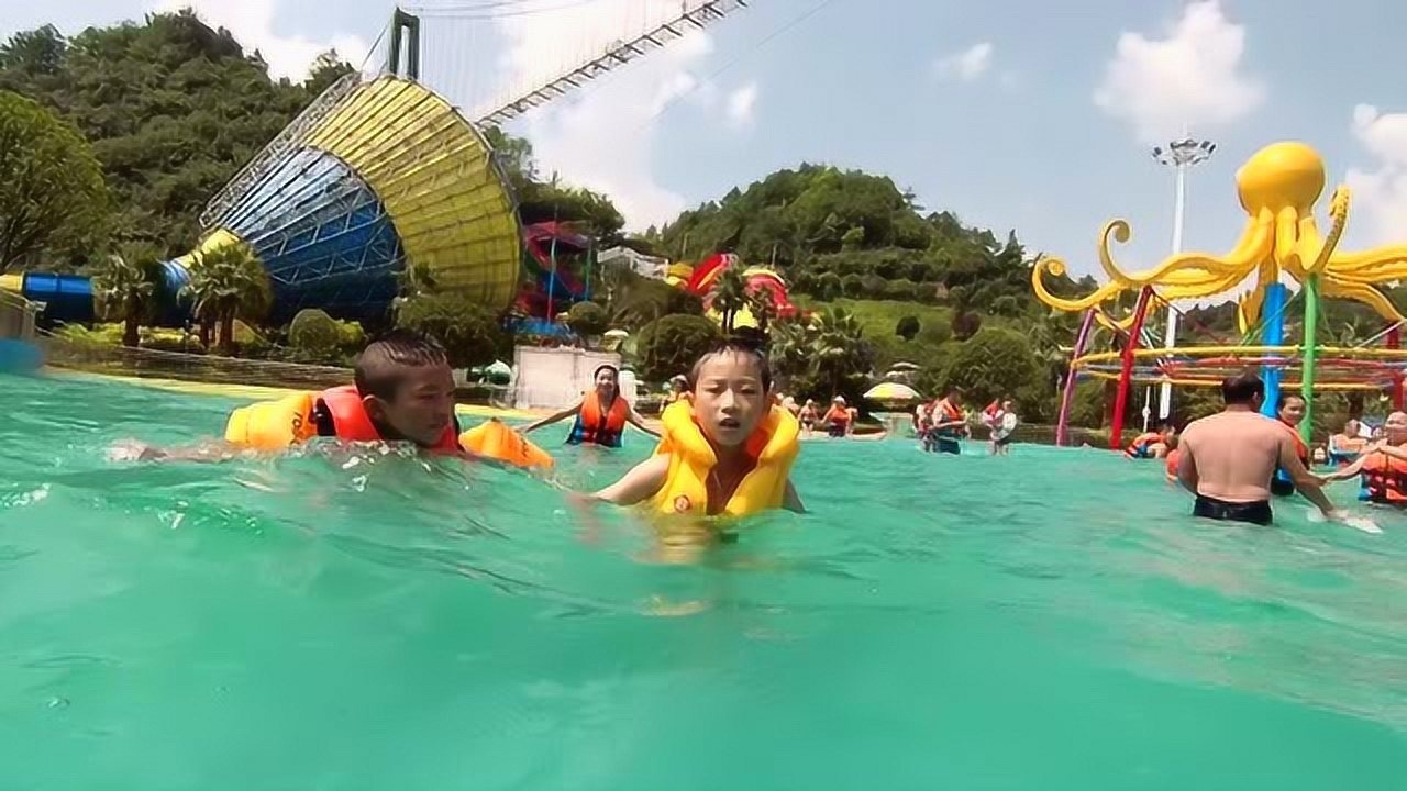 贵阳乌当区枫叶谷水上乐园玩得尽兴