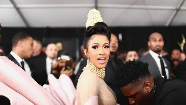 Cardi B拍戏为洛佩兹跳膝上舞 自曝“紧张得要命”