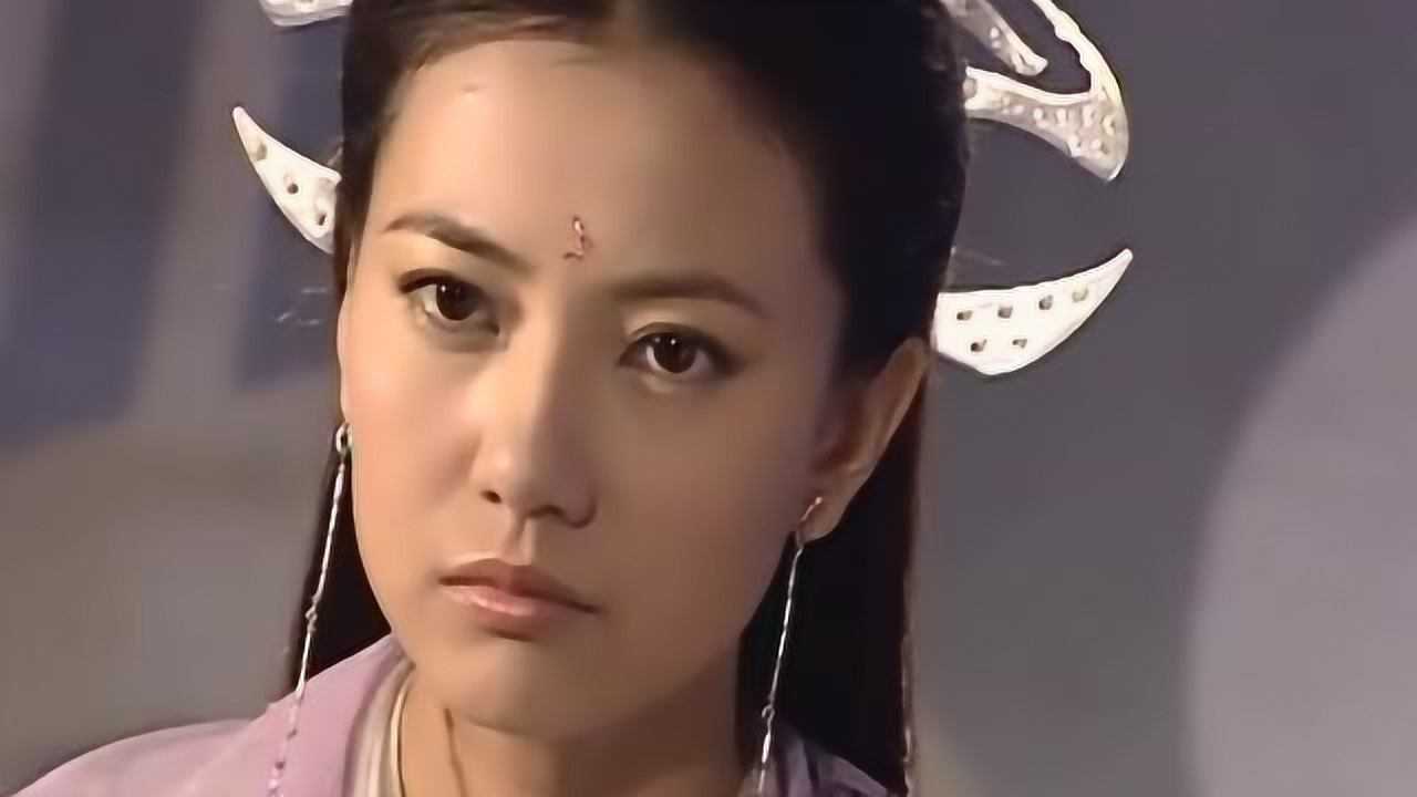 周芷若看着武功秘籍,丁敏君突然闯了进来,被打也是活该!