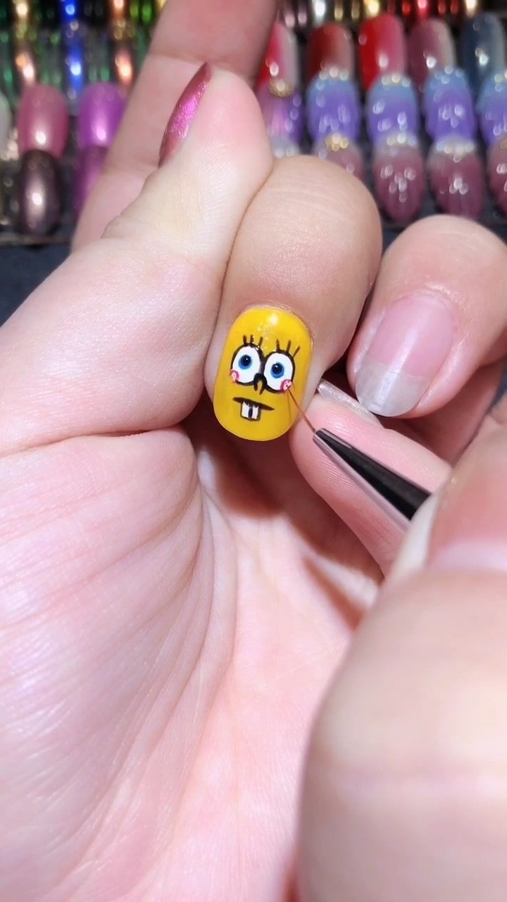 给指甲上画了个小黄人,妈妈都夸画的好