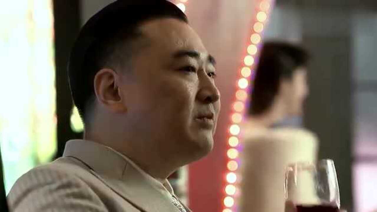 伪装者知道陈炳是好色之徒明台叫曼丽用美人计引诱他上钩好女色的陈炳