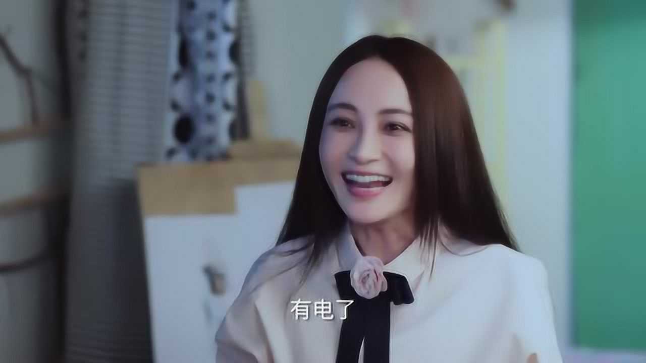 家中突然的来电,让美女与小哥激动相拥,这也是惊喜的一部分